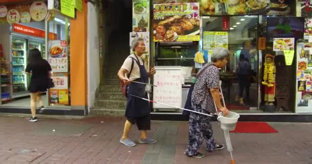 Egy Szegény Hajléktalan Vak Zenészt Felesége Vezet Egy Hong Kong — Stock videók