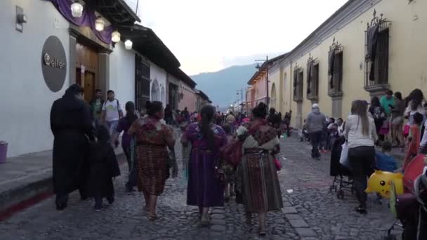 Pov Antigua Guatemala Paskalya Kutlamaları Sırasında Kalabalık Bir Sokakta Yürürken — Stok video