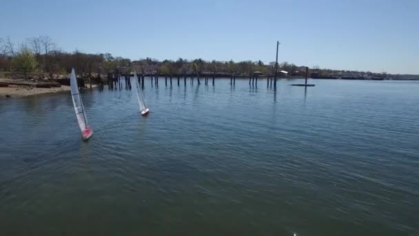 Eine Antenne Über Spielzeugsegelboote Die Auf Einem See Treiben — Stockvideo