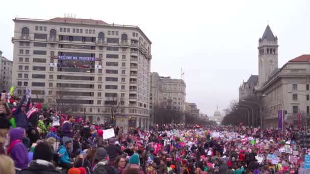 Grandes Multidões Manifestantes Cantam Acenam Bandeiras Realizam Sinais Marcham Washington — Vídeo de Stock