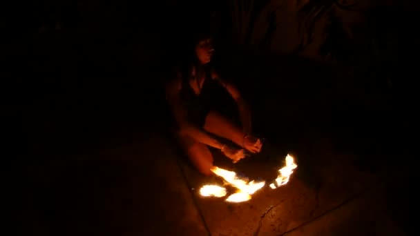 Μια Σέξι Μυστηριώδης Χορεύτρια Της Φωτιάς Χορεύει Σκοτεινό Περιβάλλον — Αρχείο Βίντεο