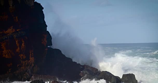 Великі Хвилі Повільно Кочують Узбережжя Гаваїв Долають Скелясте Узбережжя — стокове відео