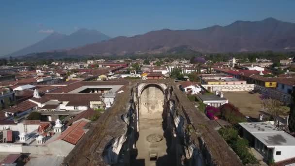 Stigande Antenn Från Kyrkan Colegio San Lucas Jesu Sällskap Antigua — Stockvideo