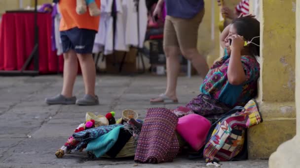 Eine Guatemaltekische Frau Spricht Auf Einem Handy Einer Belebten Straße — Stockvideo
