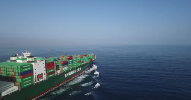 Bemerkenswerte Luftaufnahmen Vor Einem Fracht Containerschiff Auf Hoher See — Stockvideo