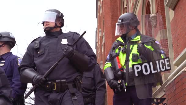 Politie Oproeruitrusting Vormen Een Lijn Demonstranten Confronteren Bij Trump Inauguratie — Stockvideo