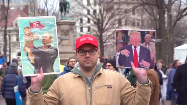 Διαδηλωτές Συγκρατούν Πινακίδες Που Συγκρίνουν Τον Τραμπ Τον Πούτιν Κατά — Αρχείο Βίντεο