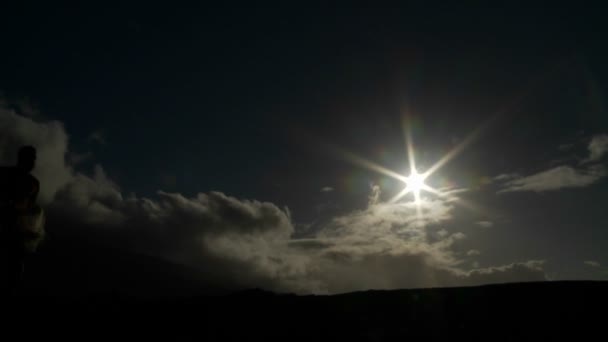 Ein Fischer Geht Mit Seinem Netz Vor Dem Sonnenuntergang — Stockvideo