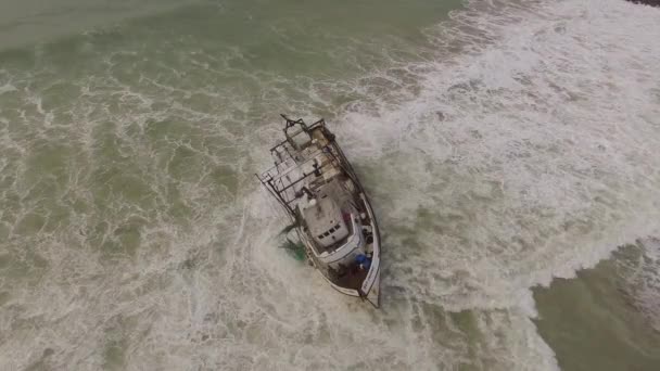 Flygskott Över Skeppsbruten Fiskebåt Nära Ventura Kalifornien — Stockvideo