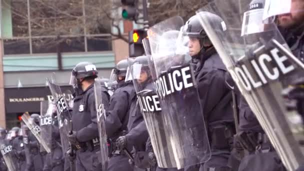 Policía Con Equipo Antidisturbios Forma Una Línea Para Enfrentar Los — Vídeos de Stock