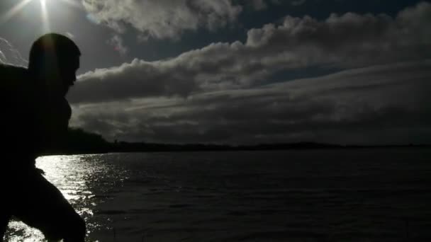 Pêcheur Autochtone Jette Son Filet Dans Océan Pour Attraper Des — Video