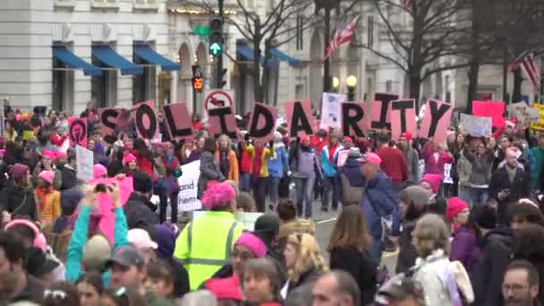 抗議者の巨大な群衆は 大規模な反トランプ集会でワシントンDcを通って彼らの道を行きます — ストック動画