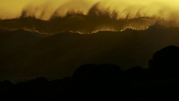 Büyük Turuncu Siyah Dalgalar Gün Batımında Yavaş Çekimde Yükselip Kırılıyorlar — Stok video