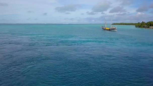 Ett Lastfartyg Eller Segelfartyg Ankrat Tabuaeran Lagoon Stillahavsön Kiribati — Stockvideo