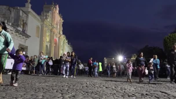 危地马拉安提瓜大教堂前的一条崎岖不平的街道上 人们夜间行走的Pov照片 — 图库视频影像