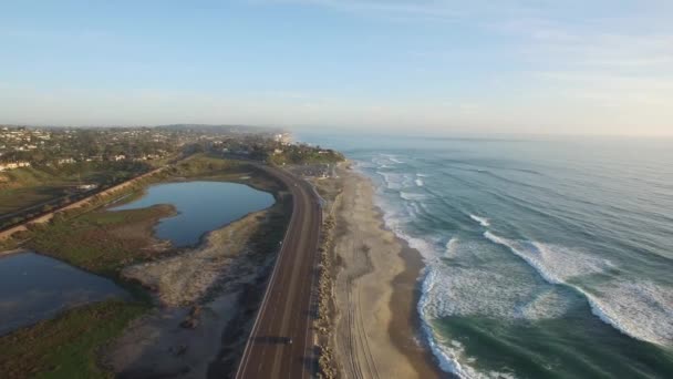 サンディエゴ近くのカリフォルニア海岸線と高速道路の上空 — ストック動画