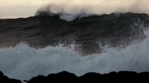 巨大な波が押し入って岩だらけの海岸線に衝突 — ストック動画