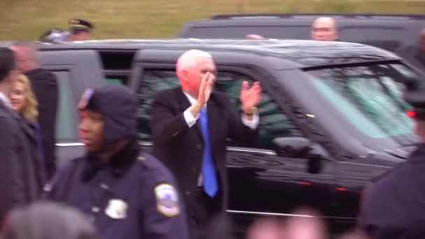 Vicepresidente Mike Pence Emerge Limusina Durante Inauguración Washington — Vídeo de stock