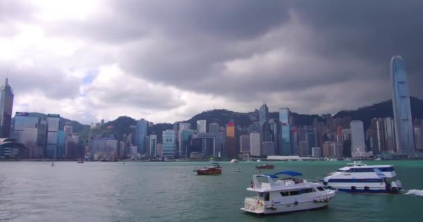 Panning Skjuten Över Hong Kong Hamn Och Skyline Med Moln — Stockvideo