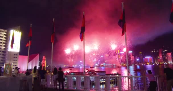 Πυροτεχνήματα Φωτίζουν Νυχτερινό Ουρανό Πάνω Από Χονγκ Κονγκ Κίνα — Αρχείο Βίντεο