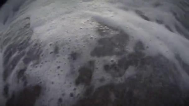 巨大な波が押し入って岩だらけの海岸線に衝突 — ストック動画
