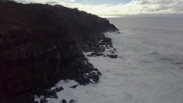 Vacker Antenn Över Vågor Kraschar Kaiaka Rock Molokai Hawaii — Stockvideo