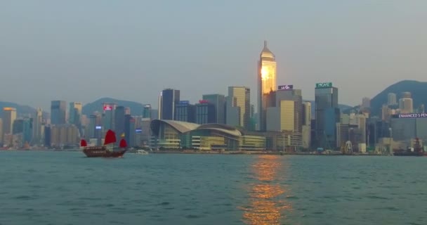Schwenkschuss Über Hongkongs Hafen Und Skyline Mit Wolken — Stockvideo