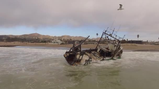 Tiro Aéreo Sobre Barco Pesca Naufragado Perto Ventura Califórnia — Vídeo de Stock