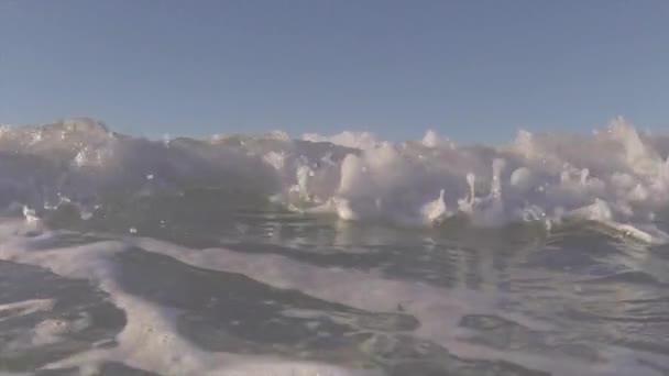 Pov Aufnahme Von Zeitlupenwellen Die Ins Ufer Krachen Einschließlich Unterwasserperspektive — Stockvideo