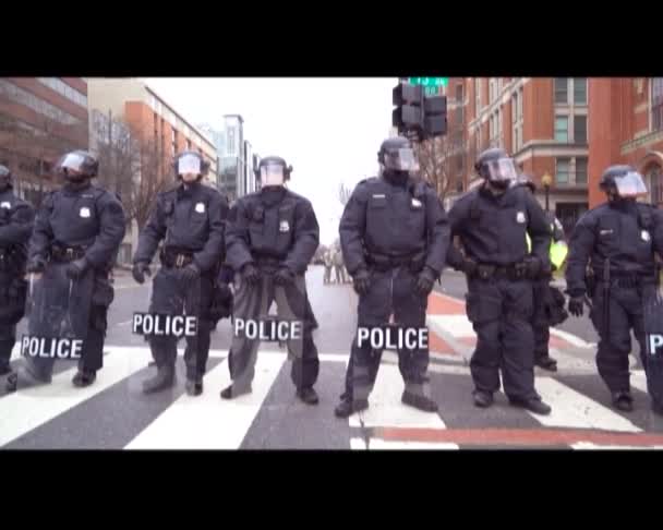 Polícia Equipamento Choque Forma Uma Linha Para Enfrentar Manifestantes Inauguração — Vídeo de Stock
