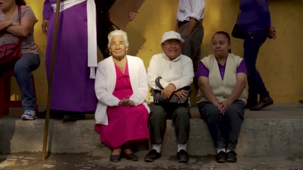 Kolorowe Ludzie Siedzą Chodniku Antigui Gwatemela Podczas Obchodów Wielkanocy — Wideo stockowe