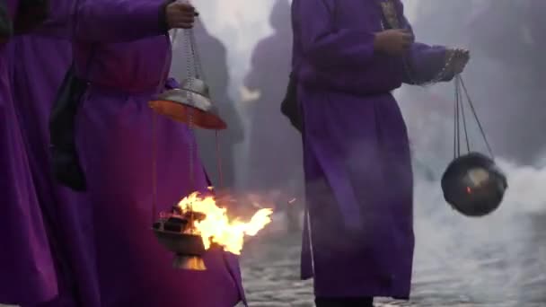 Sacerdoti Vestiti Viola Portano Bruciatori Incenso Una Colorata Celebrazione Cristiana — Video Stock