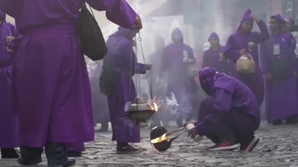 Sacerdoti Vestiti Viola Portano Bruciatori Incenso Una Colorata Celebrazione Cristiana — Video Stock