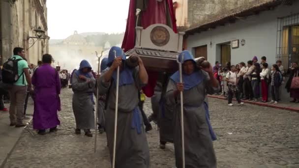 과테말라 구아에서 기독교 부활절 기념행사에서 사제들이 동정녀 마리아 — 비디오