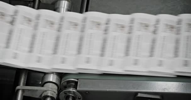 Завтра Газети Пересуваються Через Завод Конвеєрних Стрічках — стокове відео