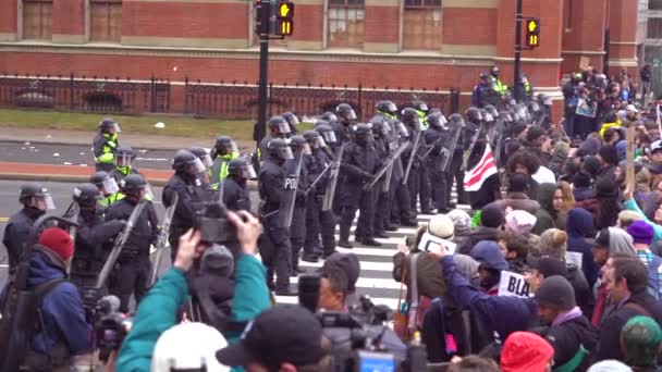 Полиция Экипировке Бунтовщиков Выстраивается Шеренгу Противостоять Демонстрантам Инаугурации Трампа Вашингтоне — стоковое видео