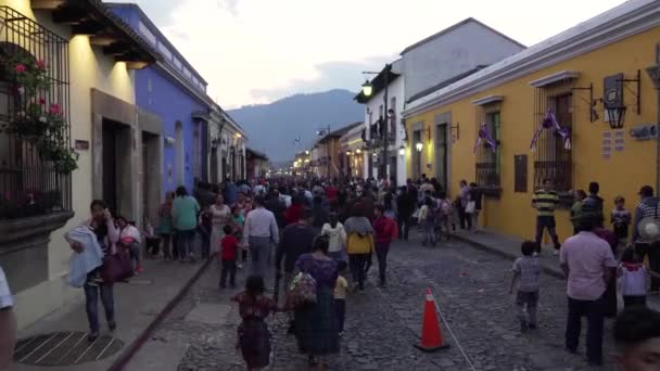 Pov Antigua Guatemala Paskalya Kutlamaları Sırasında Kalabalık Bir Sokakta Yürürken — Stok video
