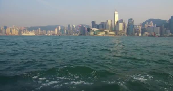 Установление Выстрела Парома Показывает Гонконгскую Гавань Горизонт Облаками — стоковое видео