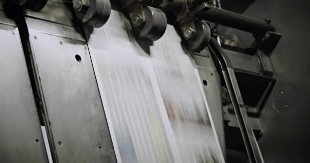 Noviny Pohybují Pásovém Dopravníku Továrně Noviny — Stock video