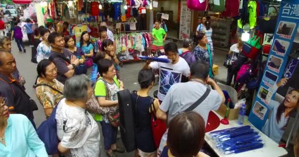 一家街头摊贩在中国香港街头向中国旁观者出售商品 — 图库视频影像