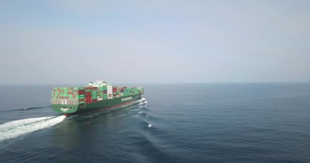 Εκπληκτική Εναέρια Λήψη Πλοίου Μεταφοράς Εμπορευματοκιβωτίων Στην Ανοιχτή Θάλασσα — Αρχείο Βίντεο