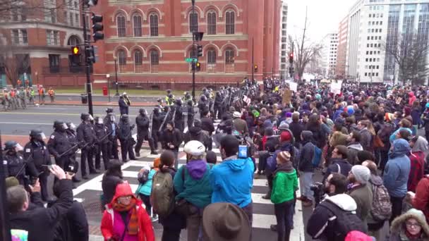 Police Riot Gear Form Line Confront Protestors Trump Inauguration Washington — Stock Video
