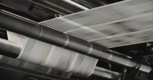 明日の新聞は高速印刷機に印刷されます — ストック動画