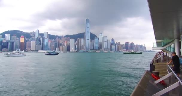 Panning Πυροβόλησε Όλο Λιμάνι Του Χονγκ Κονγκ Και Ορίζοντα Σύννεφα — Αρχείο Βίντεο
