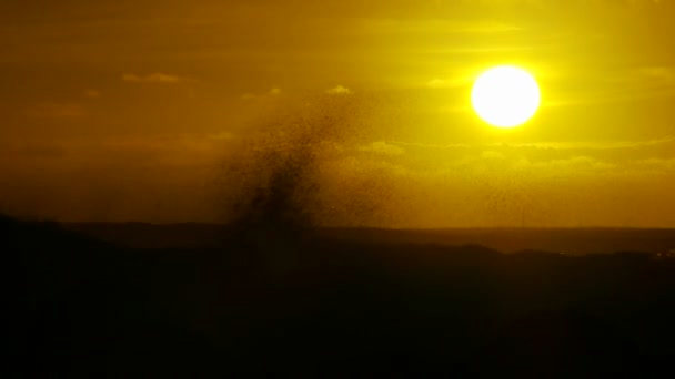 Pôr Sol Atrás Das Ondas Enquanto Crescem Partem Câmara Lenta — Vídeo de Stock