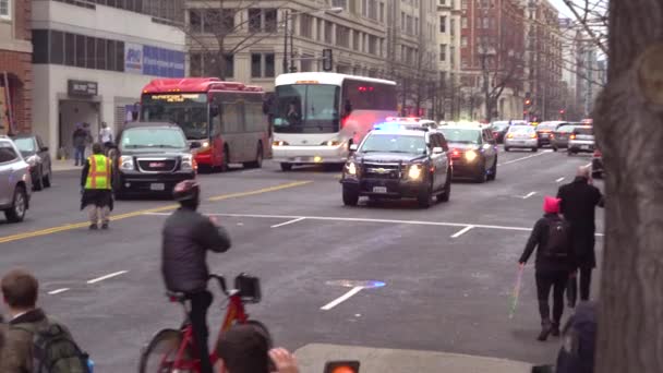 Noodpolitievoertuigen Rijden Door Een Groot Trump Protest Washington — Stockvideo