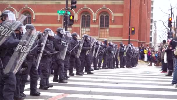 身着防暴服的警察排成一排 在特朗普在华盛顿的就职典礼上与抗议者对抗 — 图库视频影像