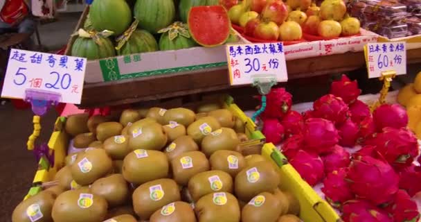 Frutas Exóticas Ofrecen Venta Puesto Calle Del Mercado Hong Kong — Vídeo de stock