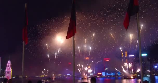 Fogos Artifício Iluminam Céu Noturno Sobre Hong Kong China — Vídeo de Stock