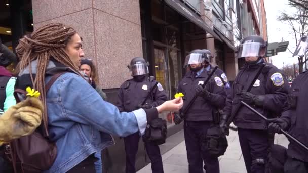Kvinne Tilbyr Blomst Til Politiet Opprørsutstyr Ved Innvielsen Donald Trump – stockvideo